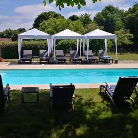 De Nanteuil, 10-13 Personnes, Piscine * Nanteuil-en-Vallée