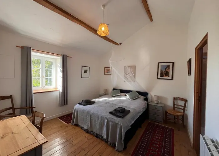 De Nanteuil, 10-13 Personnes, Piscine Holiday home Nanteuil-en-Vallee