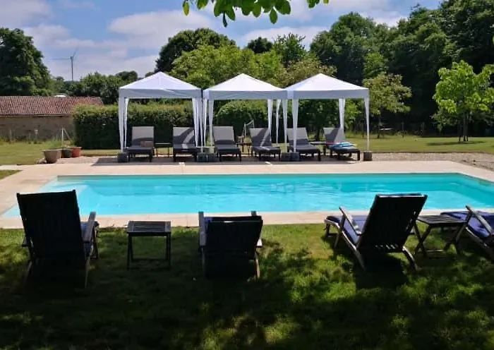 De Nanteuil, 10-13 Personnes, Piscine * Nanteuil-en-Vallee