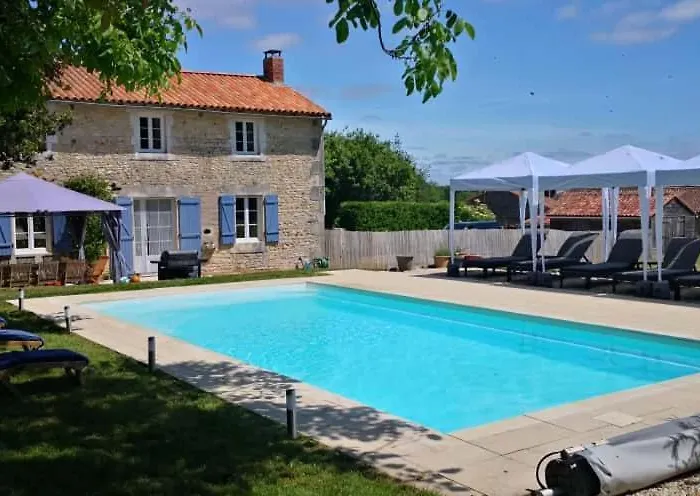 De Nanteuil, 10-13 Personnes, Piscine Holiday home *