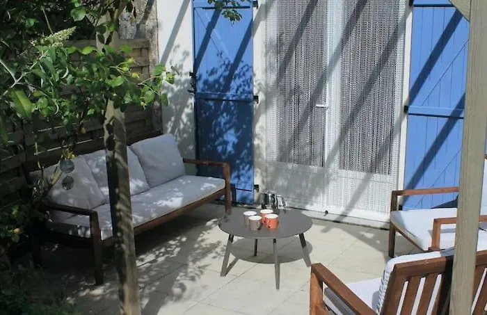 De Nanteuil, 10-13 Personnes, Piscine Holiday home Nanteuil-en-Vallee